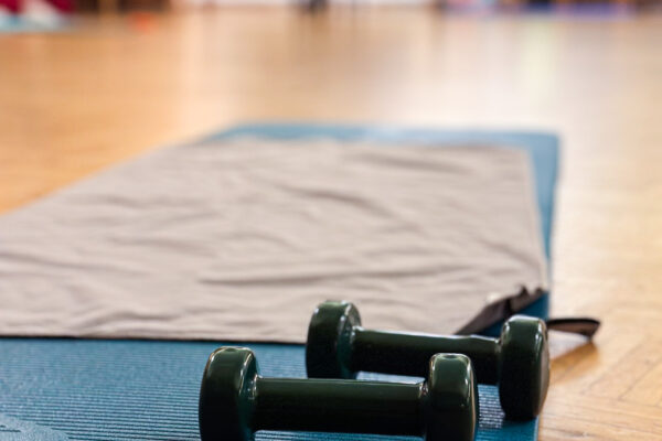 Matte mit Hanteln